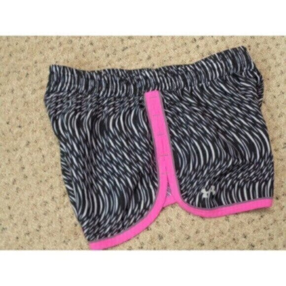 NEW Under Armour women's small (fitted) black/gray/pink shorts MSRP $65 - Picture 4 of 7